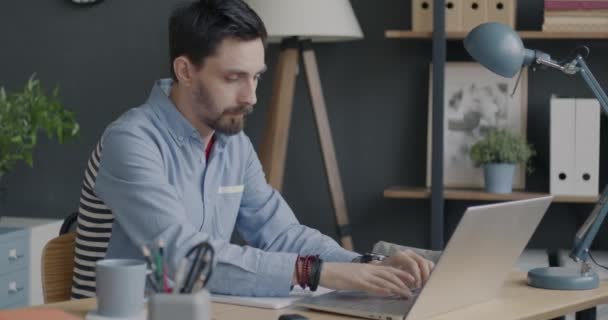 Homem Negócios Sério Trabalhando Com Laptop Digitação Seguida Verificando Tela — Vídeo de Stock