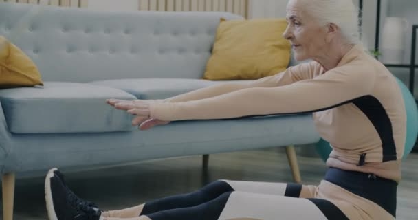 Ritratto Rallentatore Donna Anziana Abito Elegante Che Allunga Corpo Facendo — Video Stock