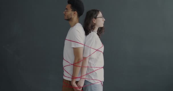 Zeitlupenporträt Von Mann Und Frau Die Rücken Rücken Stehen Und — Stockvideo