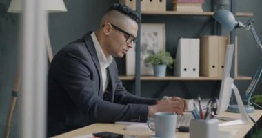 Orta Doğulu iş adamının portresi bilgisayarla ilgili ofis çalışmalarında yoğunlaşmıştı. İnsanlar ve teknoloji kavramı.