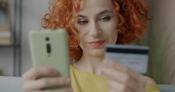Portrait Dame Heureuse Faisant Des Transactions Argent Avec Smartphone Carte — Video