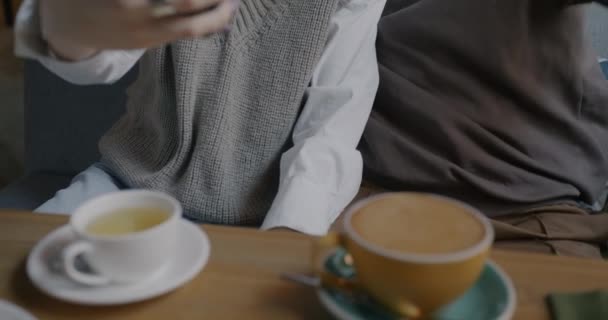 Akıllı Telefondan Fotoğraf Çeken Poz Veren Kafede Eğlenen Genç Bir — Stok video