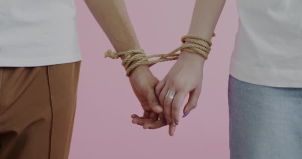 Primer Plano Las Manos Atadas Con Cuerda Tocando Expresando Amor — Vídeo de stock