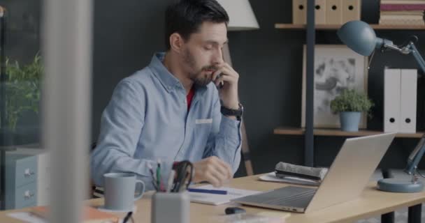 Genç Işadamı Cep Telefonu Projesini Tartışıyor Ofiste Çalışırken Dizüstü Bilgisayar — Stok video