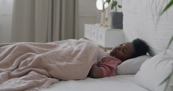 Slow Motion Porträtt Glad Afroamerikansk Kvinna Vakna Upp Sängen Sträcker — Stockvideo