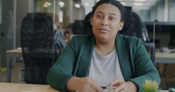 Egy Afro Amerikai Üzletasszony Portréja Aki Irodai Videohívásokról Beszél Mutat — Stock videók