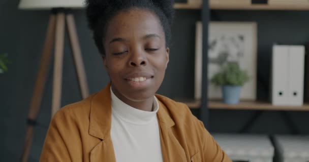 Retrato Ambiciosa Joven Mujer Negocios Afroamericana Sonriendo Interior Oficina Moderna — Vídeos de Stock