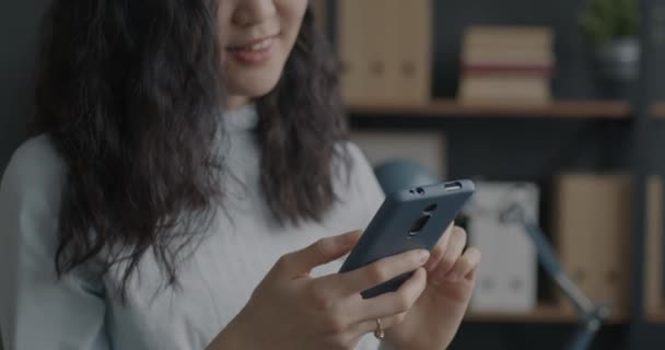 현대의 스마트폰을 사용하는 여성들의 비지니스 여성들 직장에서 메시지를 보내는 동안에 — 비디오