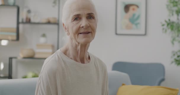 Portrét Bezstarostné Důchodkyně Která Usmívá Bytě Dívá Kameru Doma Moderní — Stock video