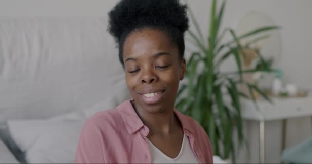 Langsom Bevægelse Portræt Afslappet Ung Kvinde Iført Pyjamas Sidder Sengen – Stock-video