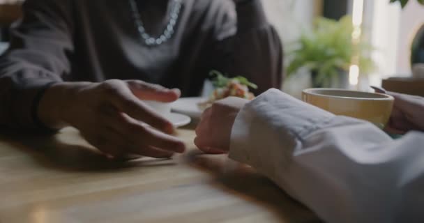 Zbliżenie Ręce Mężczyzna Kobieta Gospodarstwa Podczas Romantycznej Randki Kawiarni Podczas — Wideo stockowe