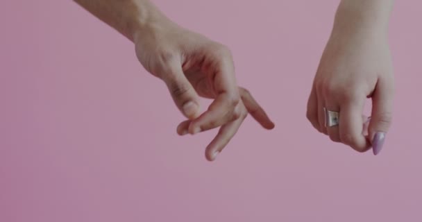Primer Plano Del Hombre Mujer Sosteniendo Rosados Tocando Las Manos — Vídeo de stock