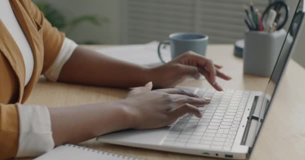 一个成功的女商人用笔记本电脑打字的倒立肖像集中在办公室的办公桌前 人与技术概念 — 图库视频影像