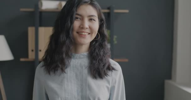 Retrato Hermosa Señora Asiática Sonriendo Mirando Cámara Interior Oficina Emoción — Vídeos de Stock
