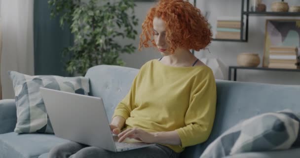 노트북으로 여자의 모습은 프리랜서 집중되어 있었다 자영업 자들의 — 비디오