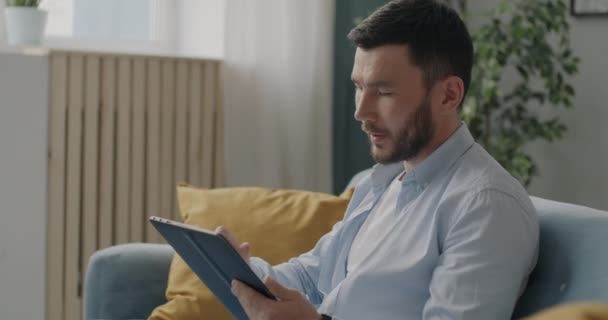 Evde Yaratıcı Işlerle Meşgul Tablet Dokunmatik Ekranla Çalışan Motive Edilmiş — Stok video