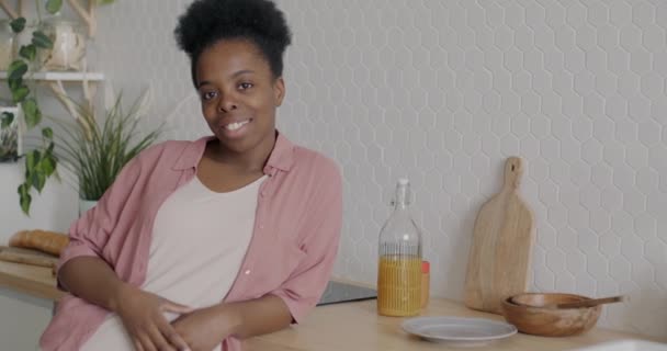 Zpomalený Portrét Veselé Afroameričanky Stojící Doma Kuchyni Domácím Oblečení Usmívající — Stock video