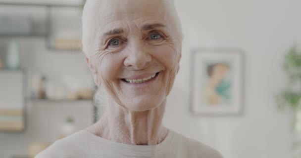 Портрет Повільного Руху Радісної Літньої Жінки Яка Посміхається Сміється Розважаючись — стокове відео
