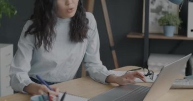 Bilgisayarla çalışan profesyonel muhasebecinin portresi ve ofis faaliyetleriyle meşgul bilgi yazmak. Halk ve meslek kavramı.