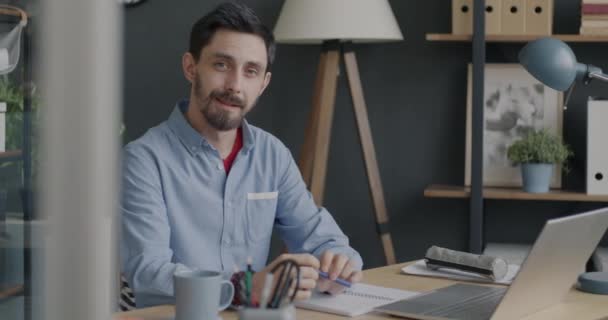 Ofiste Oturan Kameraya Bakan Genç Bir Adamın Yavaş Çekim Portresi — Stok video
