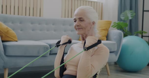 Portrét Zdravé Starší Ženy Cvičit Elastickou Kapelou Dělat Sporty Bytě — Stock video