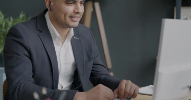 Joven Hombre Oriente Medio Que Trabaja Con Ordenador Escuchar Música — Vídeos de Stock