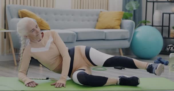 Apartmanda Yoga Minderinde Egzersiz Yapan Aktif Giysili Emekli Bayanın Portresi — Stok video
