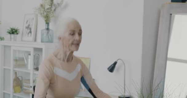 Portré Energikus Idős Edzés Ugrókötéllel Összpontosított Testápolás Otthon Egészséges Nyugdíjazás — Stock videók