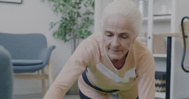Slow Motion Äldre Kvinna Moderna Kläder Gör Sport Ensam Lägenheten — Stockvideo