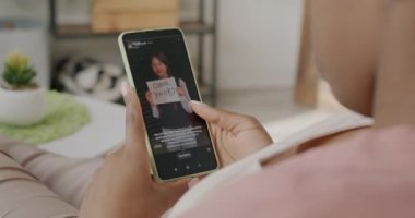 Chelyabinsk, Rusya - Arpil 9 2021: Sosyal medyada fotoğraf ve video içeriği seyreden kadınların yakın çekimi evde eğleniyor. Modern teknoloji ve yaşam tarzı kavramı.