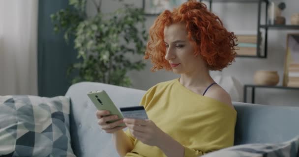 Retrato Hermosa Joven Compras Línea Utilizando Teléfono Inteligente Tarjeta Crédito — Vídeo de stock