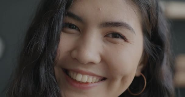 Close Retrato Câmera Lenta Mulher Asiática Encantadora Sorrindo Olhando Para — Vídeo de Stock