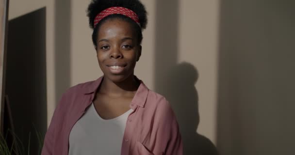 Langsom Motion Portræt Flot Afrikansk Amerikansk Kvinde Stående Indendørs Smilende – Stock-video