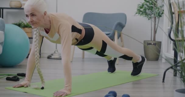 Äldre Kvinna Sportkläder Tränar Planka Position Gör Sport Ensam Hemma — Stockvideo