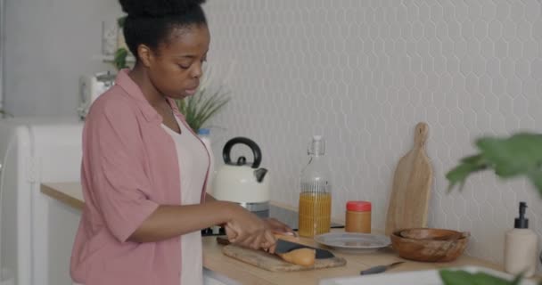 Retrato Cámara Lenta Una Mujer Afroamericana Rebanando Sándwich Pan Cocina — Vídeos de Stock