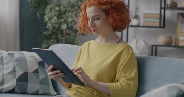 Tabletle Çalışan Genç Bir Bayanın Portresi Ekranda Modern Teknolojinin Tadını — Stok video