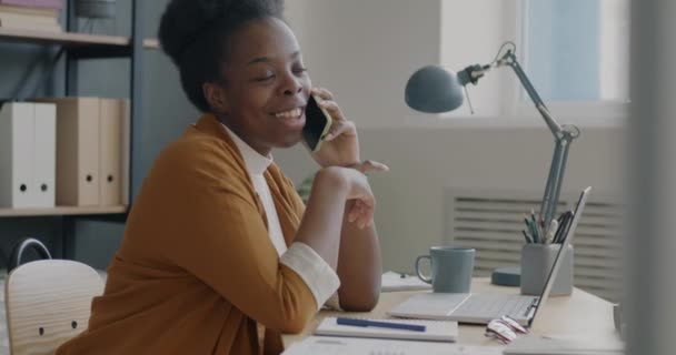 Retrato Mujer Negocios Afroamericana Feliz Charlando Teléfono Móvil Sonriendo Sentado — Vídeos de Stock