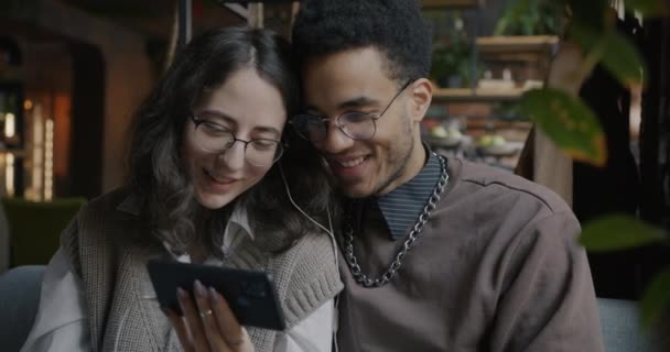 Giovane Signora Guardando Contenuti Smartphone Con Fidanzato Felice Godendo Appuntamento — Video Stock