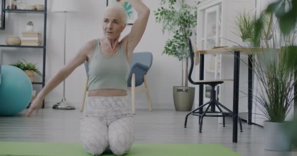 Slow Motion Porträtt Avslappnad Senior Kvinna Som Gör Yoga Stretching — Stockvideo