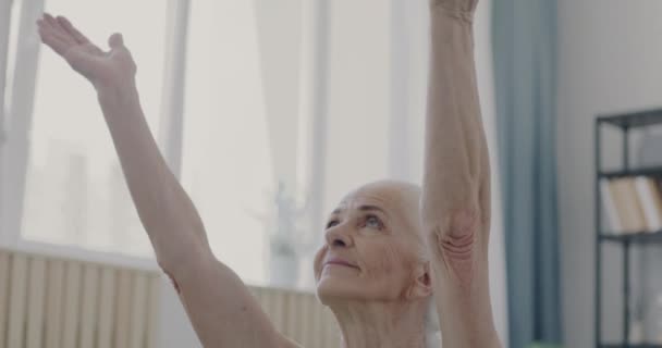 Gekipptes Porträt Einer Älteren Frau Die Meditation Genießt Die Arme — Stockvideo