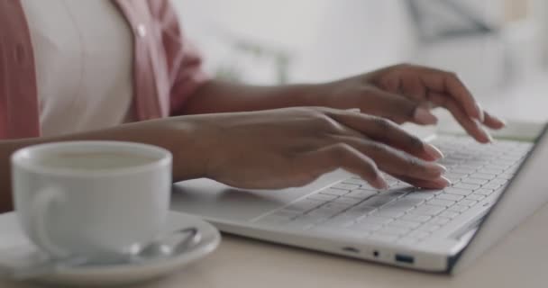 Close Van Vrouwelijke Handen Typen Met Laptop Koffie Drinken Uit — Stockvideo