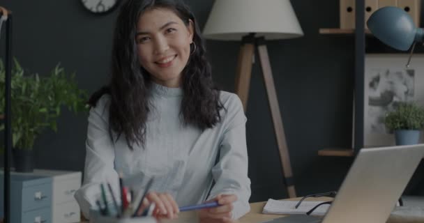 Portret Atrakcyjnej Azjatki Uśmiechniętej Biznesmenki Siedzącej Przy Biurku Koncepcja Przedsiębiorcy — Wideo stockowe