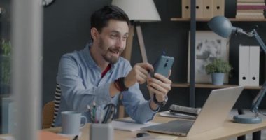 Ofis çalışanı konuşuyor. Akıllı telefon kullanıyor. İnternetten video görüşmesi yapıyor. Modern teknoloji ve iş tartışması kavramı.