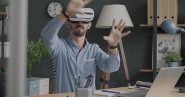 Ofis çalışanı sanal gerçeklik gözlüğü takıyor. Mola sırasında modern ekipmanları kullanarak dinleniyor. İş ve yenilik kavramı.