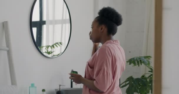 Portrét Dobře Vypadající Afroameričanky Pyžamu Která Nanáší Krém Obličej Dívá — Stock video