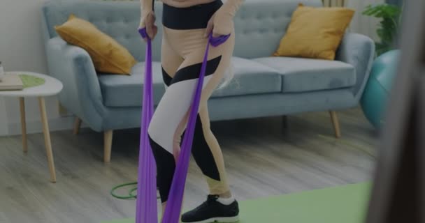 Zpomalení Pohybu Starší Sportovkyně Cvičit Odbojovou Kapelou Těší Fyzické Aktivity — Stock video