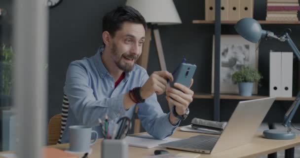 Ofis Çalışanı Konuşuyor Akıllı Telefon Kullanıyor Nternetten Video Görüşmesi Yapıyor — Stok video