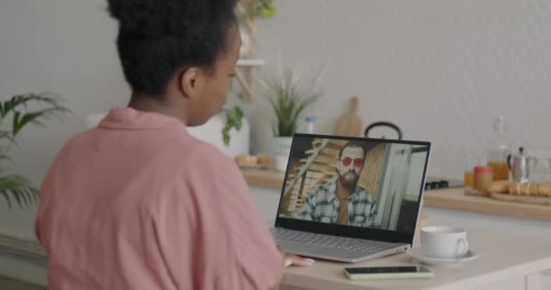 Man Vrouw Collega Bespreken Samenwerking Tijdens Online Videogesprek Met Behulp — Stockvideo