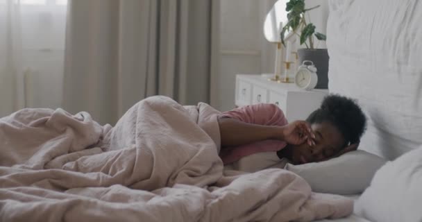 非洲裔美国女人的慢动作肖像醒来后关掉闹钟 张开双臂 站在家里的卧室里 家庭生活方式和人的概念 — 图库视频影像