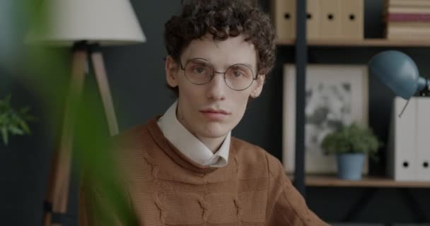 Porträt Eines Jungen Mannes Eleganter Kleidung Und Brille Büro Erfolgreiche — Stockvideo